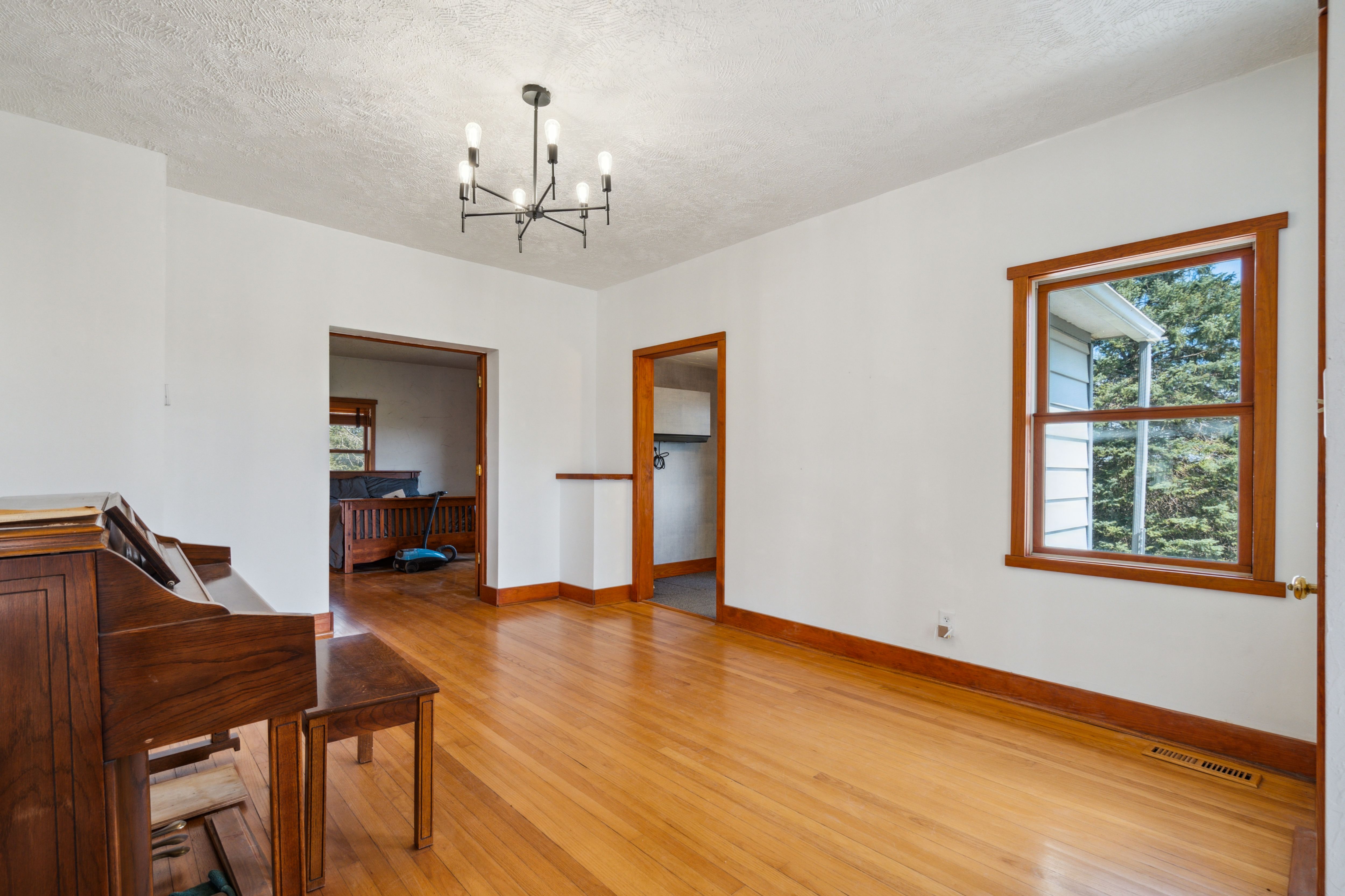 Listing Photo: 07-119 2365 James Ave